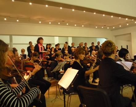 Kammerchor und Sinfonieorchester der Rieser Musikschule, Leitung: Thorsten Roth